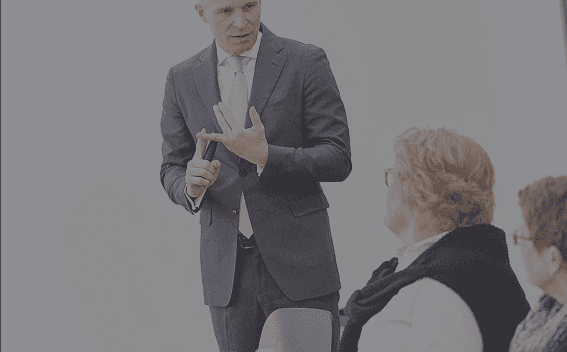 Live-Sessions per Videocall, kombiniert mit Self-Learnings und Austausch in der Lern-Community.